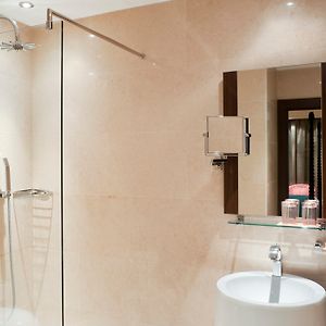 Standaard Kamer met een King Size Bed met de Toegang voor Gehandicapten